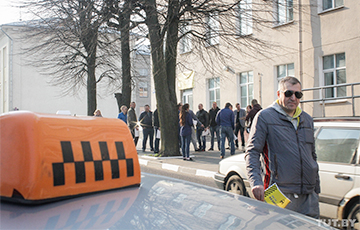 Таксисты Могилева вышли протестовать к горисполкому