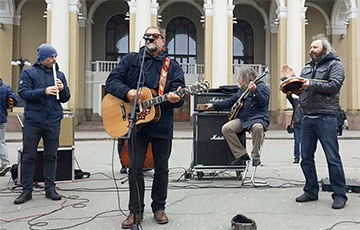 Гребенщиков исполнил песню Леонарда Коэна на улице Полтавы