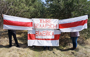 Белорусы продолжают гордо выходить с национальными флагами