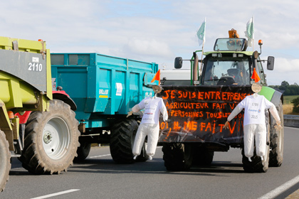 Французские фермеры перекрыли дороги баррикадами из навоза и горящих покрышек