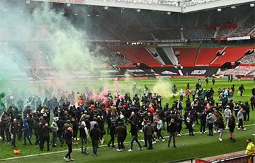Болельщики «Манчестер Юнайтед» прорвались на поле перед матчем с «Ливерпулем»