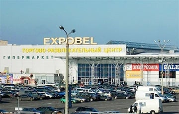 В Минске водитель погрузчика «Амкодор» таранил машины на парковке ТЦ «Экспобел»