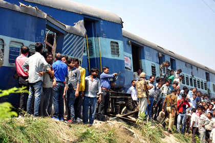 В результате столкновения поезда и трактора в Индии погибли 10 человек