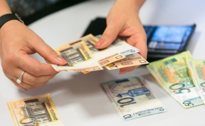 Средняя зарплата белорусов начала падение