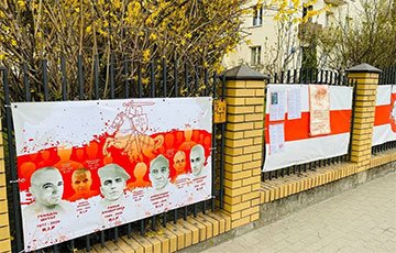 В Белостоке у Генконсульства Беларуси появились баннеры с Героями протестов