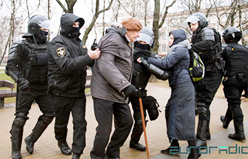 Фотофакт: Трое омоновцев напали в Минске на 81-летнего поэта