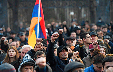 У резиденции президента Армении проходят акции протеста