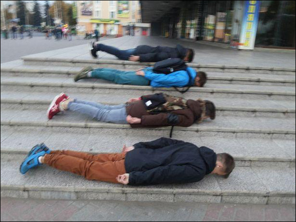Подростки из Барановичей устроили «лежачий флешмоб»
