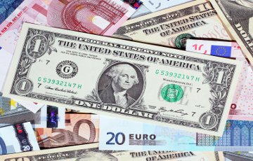Евро снова вырос на 454 рубля, доллар - на 175