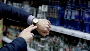 Лукашенко приказал срочно отменить ограничения на продажу спиртного