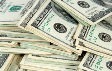 Банковский кассир в Шумилино по просьбе мошенника перевела за границу крупную сумму денег