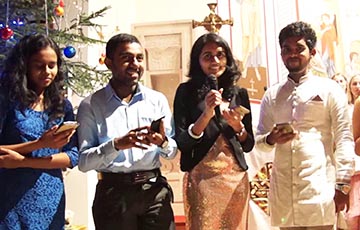Видеофакт: Студенты из Шри-Ланки спели Рождественскую песню в гомельском костеле