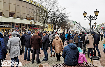 Брестчане идут маршем по центру города: сильное видео