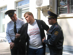 На суде Беляцкого задержан активист «Молодого фронта»