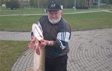 Фотофакт: Минский рыбак выловил на Цнянке огромную щуку