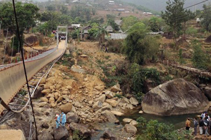 Под похоронной процессией во Вьетнаме обрушился мост