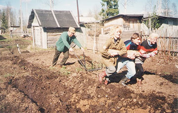 Кто виноват в том, что белорусы снова вынуждены кормиться с огородов?