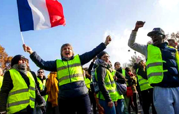 «Желтые жилеты» в годовщину движения заблокировали кольцевую в Париже