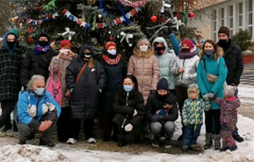 Минчане из центра украсили елку и прошлись маршем вместе с соседями