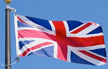 В Британии решили ежедневно вывешивать национальные флаги на правительственных зданиях