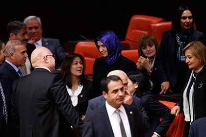 Турчанкам разрешили заседать в парламенте в брюках