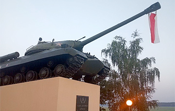 В Волковыске заметили танк с бело-красно-белым флагом