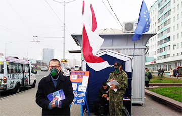 Активисты «Европейской Беларуси» в респираторах раздали минчанам инструкции по БелАЭС