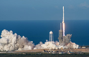 Компания SpaceX отправила в космос ракету с рекордным количеством спутников