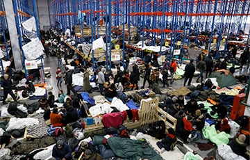 Как выглядит лагерь мигрантов на складе прямо сейчас
