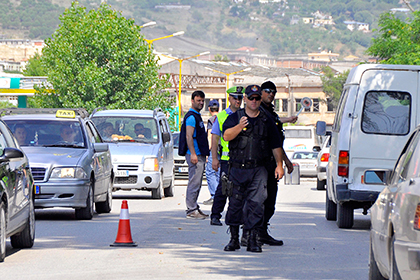 Албанская полиция взяла в осаду деревню наркопроизводителей