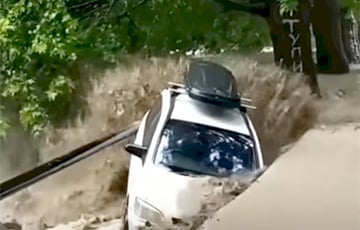 Ялта ушла под воду - потоки воды смывают машины: видео