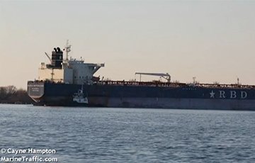 Неполадки на борту двух танкеров замедлили движение судов по Суэцкому каналу