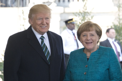 Трамп и Меркель заявили о приверженности мирному разрешению конфликта на Украине