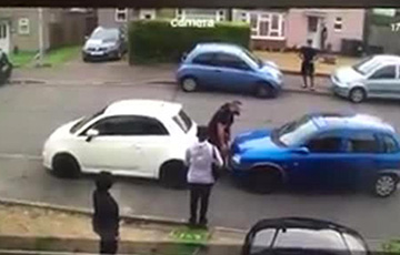 Видеофакт: Британский силач голыми руками убрал с дороги мешавшую ему машину