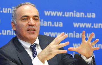 Каспаров: Диктатора-параноик держит палец на кнопке