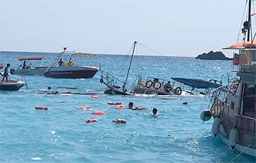 В Турции затонул катер с десятками туристов