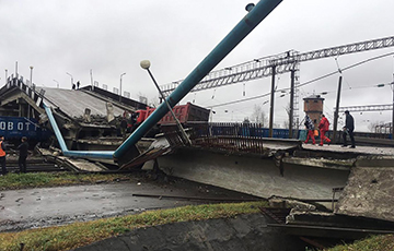 Видеофакт: В России мост обрушился прямо на железную дорогу