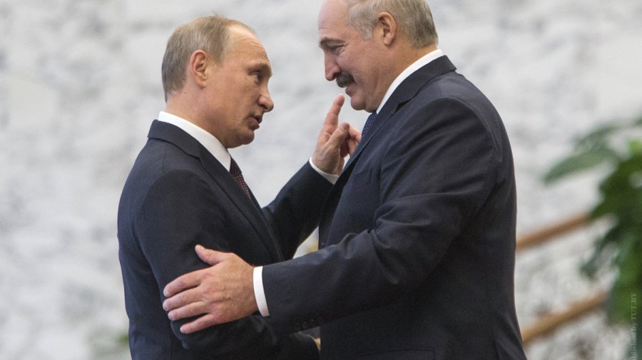 Собрались в дорогу на старом авто. Лукашенко и Путин подписали «дорожные карты»