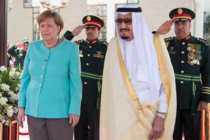 В сети поверили в фейк о замазанной саудовским ТВ голове Меркель
