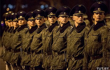 Фотофакт: Как Лукашенко продолжает заражать армию коронавирусом