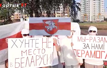 В Минске пенсионеры вышли на смелую акцию в поддержку политзаключенных