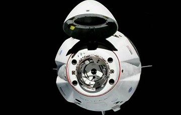 Частный космический аппарат Crew Dragon с двумя астронавтами на борту пристыковался к МКС