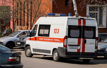 «Открыла дверь — и в нее выстрелили»: что еще известно о нападении мужчины в форме на квартиру в Минске