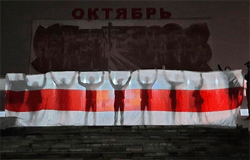 Могилевчане устроили перформанс с большими национальным флагом