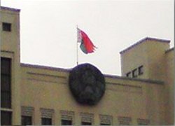 Флаг над Домом правительства выдерживает не больше месяца