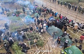 Мигранты разбили новый лагерь прямо на погранпереходе «Брузги-Кузница»
