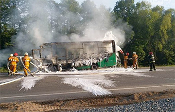 Под Лидой сгорел автобус, перевозивший рабочих с пилорамы в ЛТП