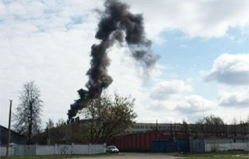 Над Минским тракторным заводом поднимается густой черный дым