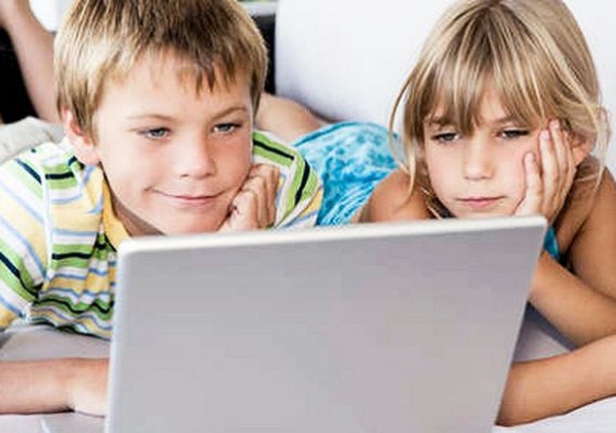 Взрослый контент, мошенничество и кибербуллинг: что угрожает белорусским детям в сети
