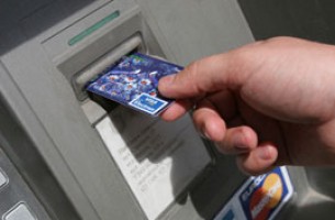 Уже можно снимать валюту в банкоматах
